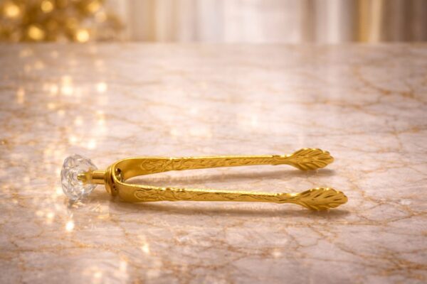 ملقط بخور فاخر بلمسة ذهبية ومقبض كريستال – عملي وأنيق